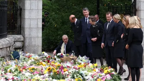 Tras la proclamación de Carlos III, la familia real participó de una misa por Isabel II