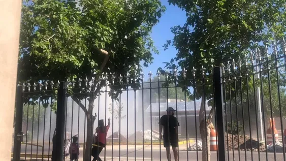 Se reventó un caño y una enorme fuente de agua se formó en una esquina híper transitada