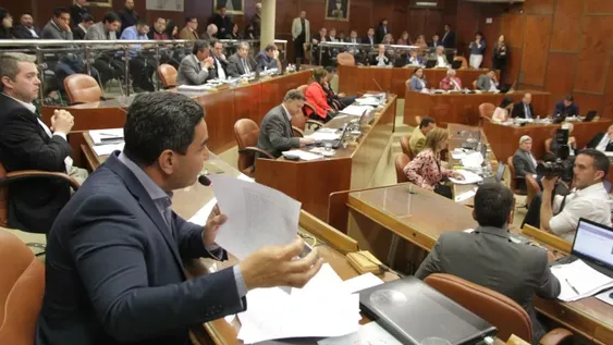 Fuertes cruces jurídicos, políticos y electorales en una sesión picante e histórica