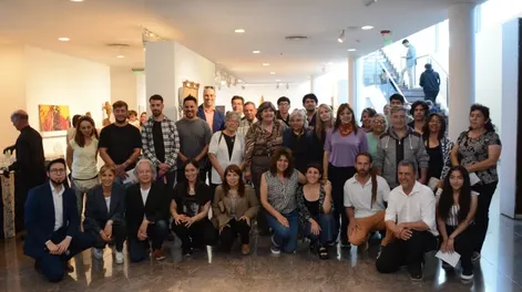 Diario de Cuyo | Juntos. Artistas iglesianos y calingastinos con el director del Museo Frankin Rawson, Emanuel Díaz Ruiz (al extremo izq. sentado), entre otros.
