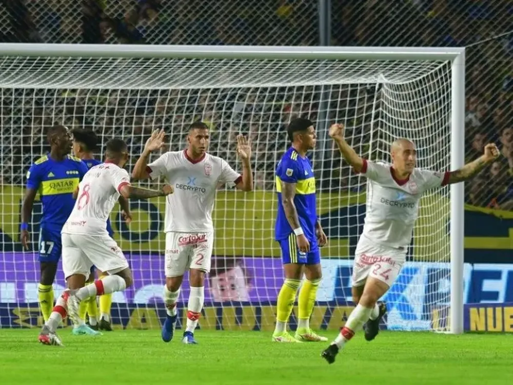 Boca regresó a la Bombonera con una caída frente a Huracán