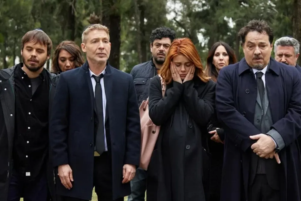 LOS HERMANOS  ROITMAN. Los personajes de Benjamín Rojas, Adrián Suar, Natalie Pérez y Fernán Mirás, en el cementerio.