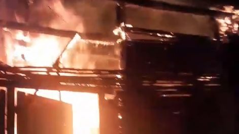 Tremendo video: así se quemaba una humilde vivienda a causa de una vela