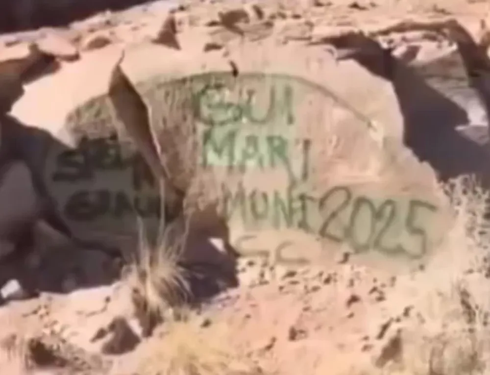 Quiénes son los turistas que pintaron graffitis en un dique de Mendoza y la multa que pagarán