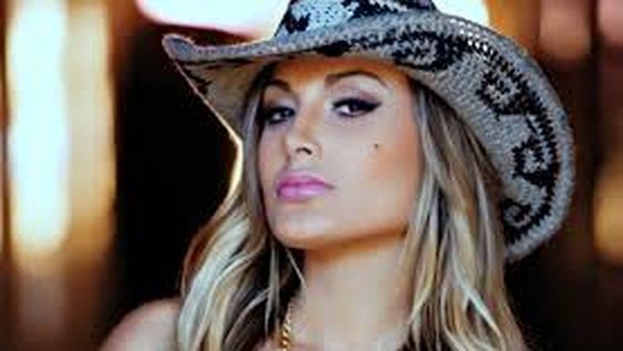 La jueza de Miss Bumbum Andressa Urach reveló que toma leche en mamadera y estallaron las redes