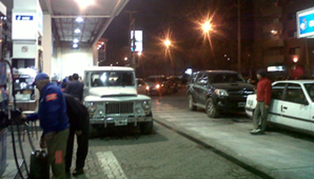 Largas colas en la provincia para cargar combustible