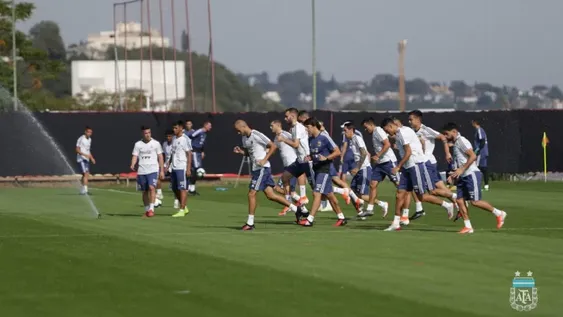 La Selección entrenó y Scaloni piensa variantes