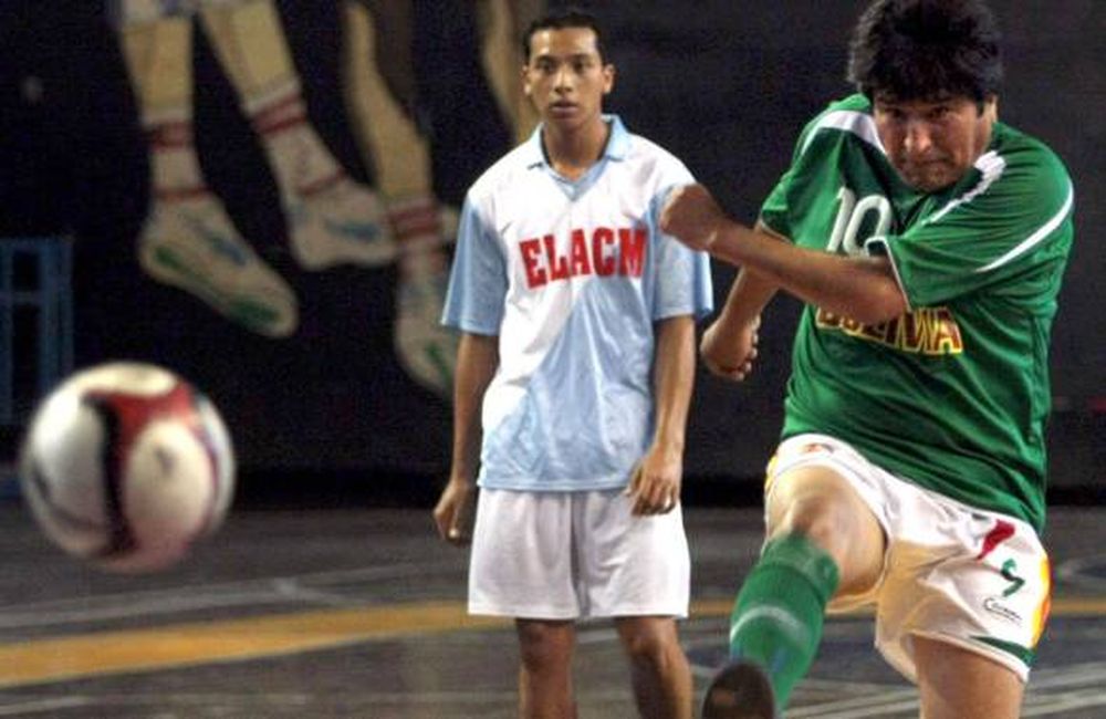 Un acto y un partido de fútbol para Evo Morales