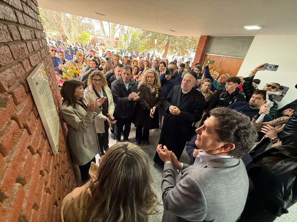 Autoridades educativas, municipales y eclesiásticas durante la inauguración de la placa conmemorativa, en el marco del acto por el Día de la Enseñanza Agropecuaria.