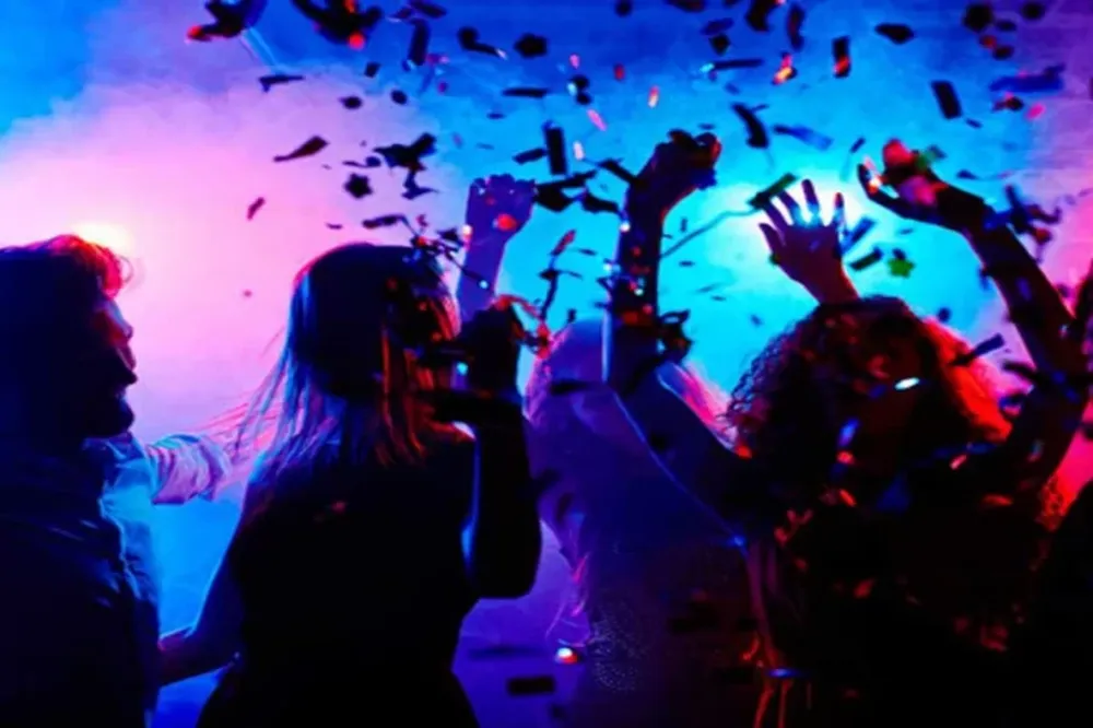 Descontrol: desbaratan una fiesta clandestina con 34 demorados y clausuran dos bares