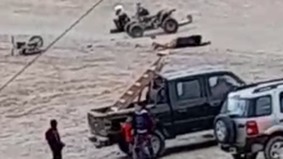 [VIDEO] Una picada ilegal terminó con un impactante choque entre una moto y un cuatri