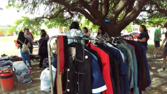 Compró una cartera en una feria americana y encontró algo inesperado en su interior