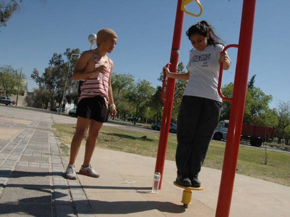 Las plazas que los jóvenes utilizan como un gimnasio