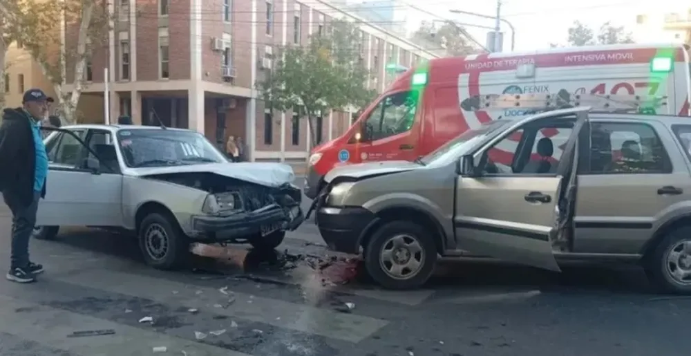 Choque entre un auto y una camioneta en una peligrosa esquina céntrica terminó con un hospitalizado