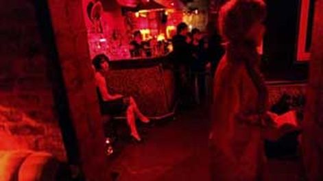 Negocio que hace furor en Nueva York: chicas que leen desnudas