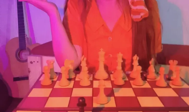 Es maestra de música y gracias a una serie recordó una vieja pasión que la llevó a abrir un club de ajedrez en San Juan, la historia de Cinthia Cantero Nuñez