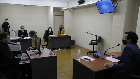 Dijo que un policía hermano de su mejor amiga la violó en su casa, quiso suicidarse