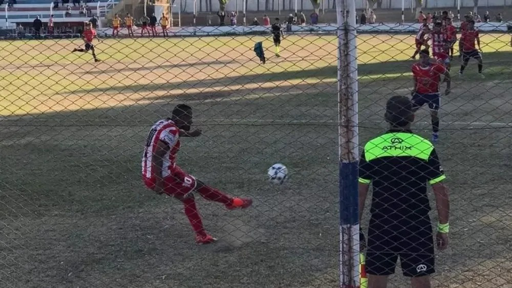 Sarmiento de Zonda goleó y sigue soñando con la permanencia
