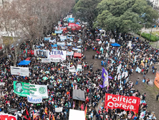 marcha contra la ley de propiedad privada: hubo tension entre la policia y los manifestantes afuera del congreso
