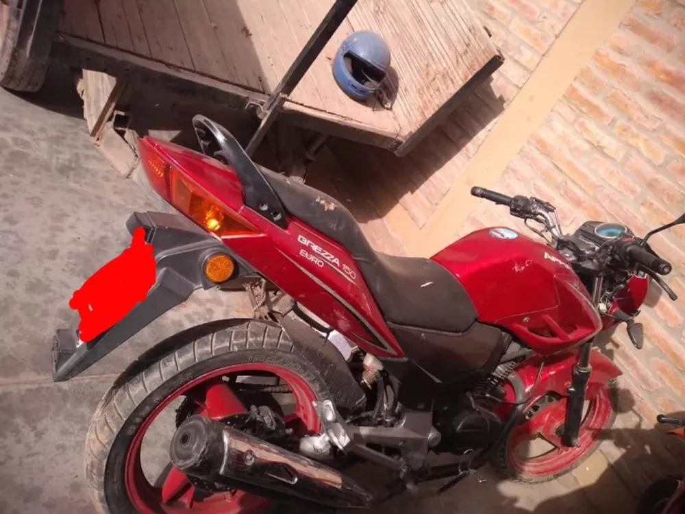 Dan con una moto robada que tiraron dos sujetos cuando vieron a la Policía