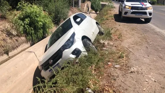 Un auto fue chocado por otro vehículo y terminó en un canal