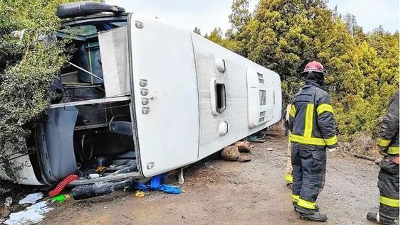 HIELO Y BARRO. El siniestro vial ocurrió en un tramo de ripio que une la ruta nacional 40 con la pequeña villa turística cuando el asfalto estaba resbaladizo.
