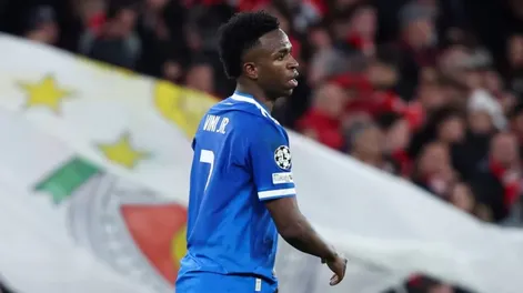 Escándalo en la Champions: Vinicius acusó a un futbolista argentino de racismo y se negó a seguir jugando