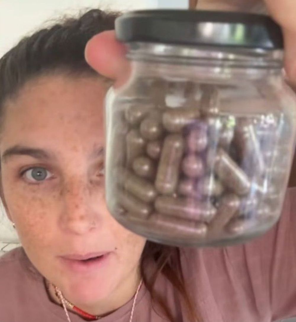 La influencer dijo que ingerir la placenta sirve para su recuperación física y emocional