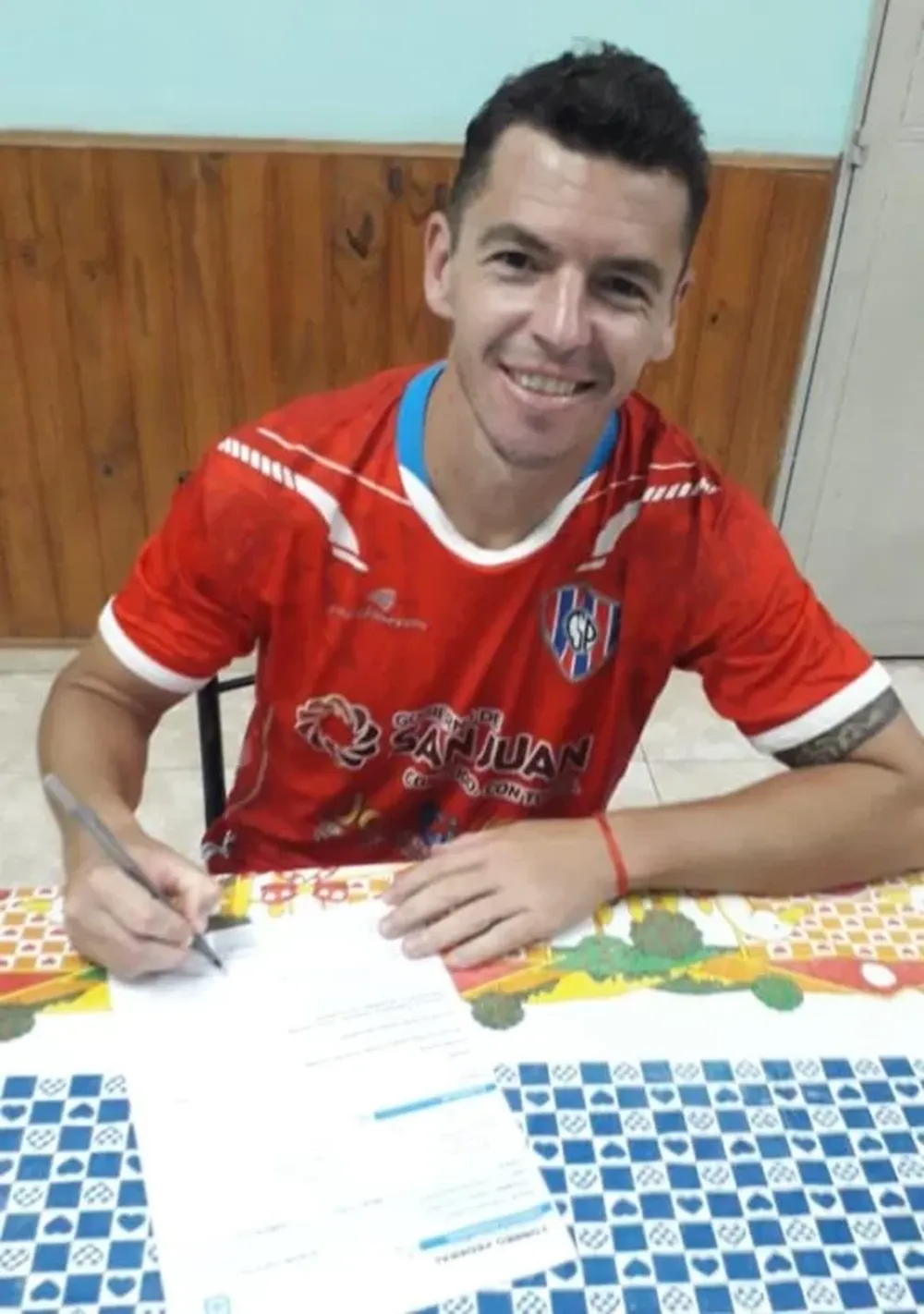 A pesar de la incertidumbre, Garrido y siete jugadores más firmaron contrato en Peñarol