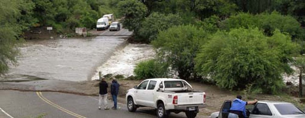 Valle Fértil: llueve intensamente y el camino volvió a cortarse