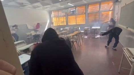 catamarca: alumnos armaron una guerra de bengalas dentro del aula
