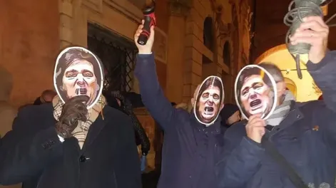 Protestaron con máscaras de Milei y amoladoras contra un alcalde italiano de izquierda
