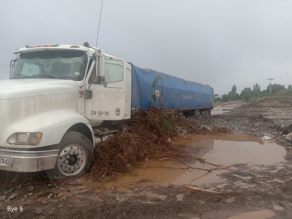 Así quedó el camión que fue alcanzado por una crecida en Divisadero, Sarmiento.