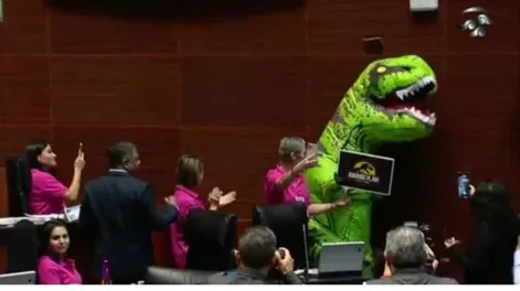Una senadora interrumpió una sesión vestida de dinosaurio