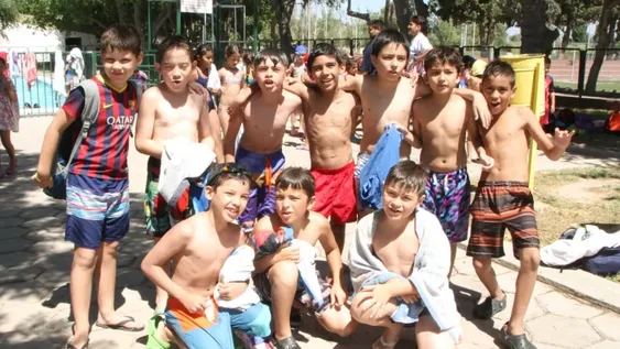 Pileta y juegos para incentivar a los niños a que hagan deporte