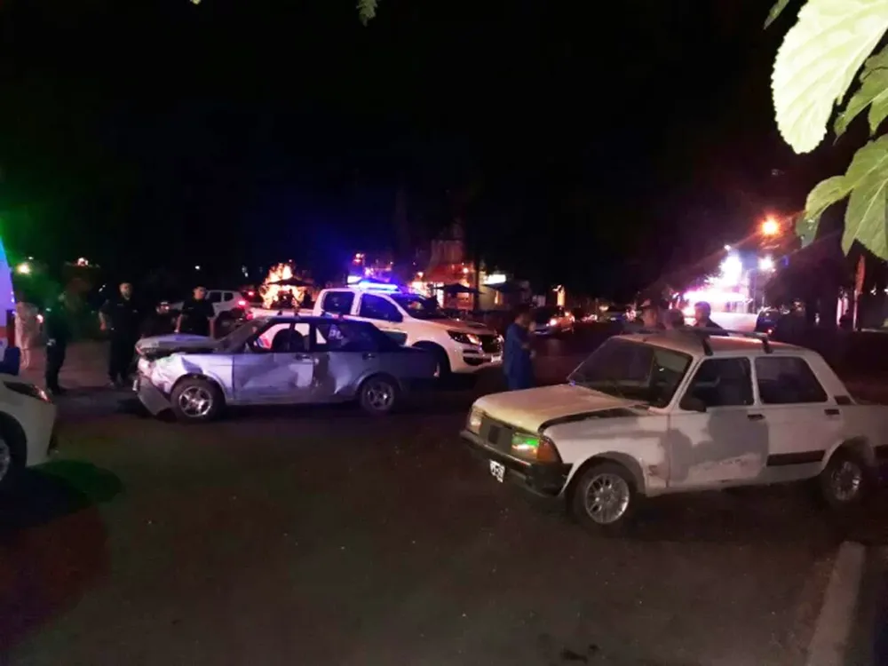 Fuerte choque entre dos autos en Capital