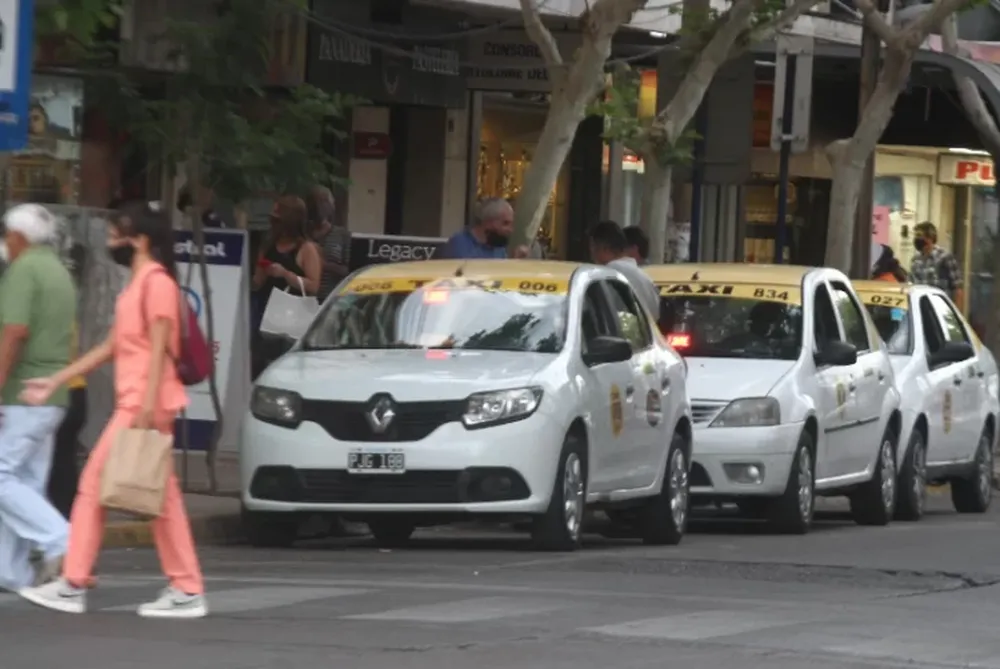 Engañaron a un taxista con un viaje a la Difunta y le dieron una brutal paliza para robarle