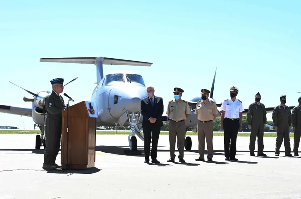 Taiana presentó avión adquirido en EEUU, en medio de los chispazos