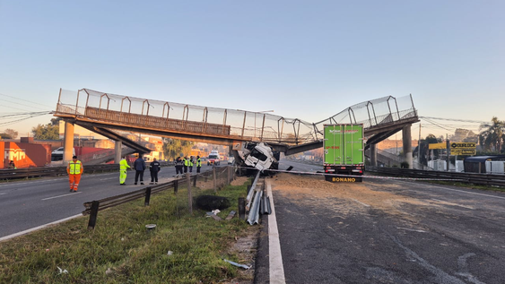 impactante accidente en escobar: un camion se cruzo de carril, choco contra un puente y lo derrumbo