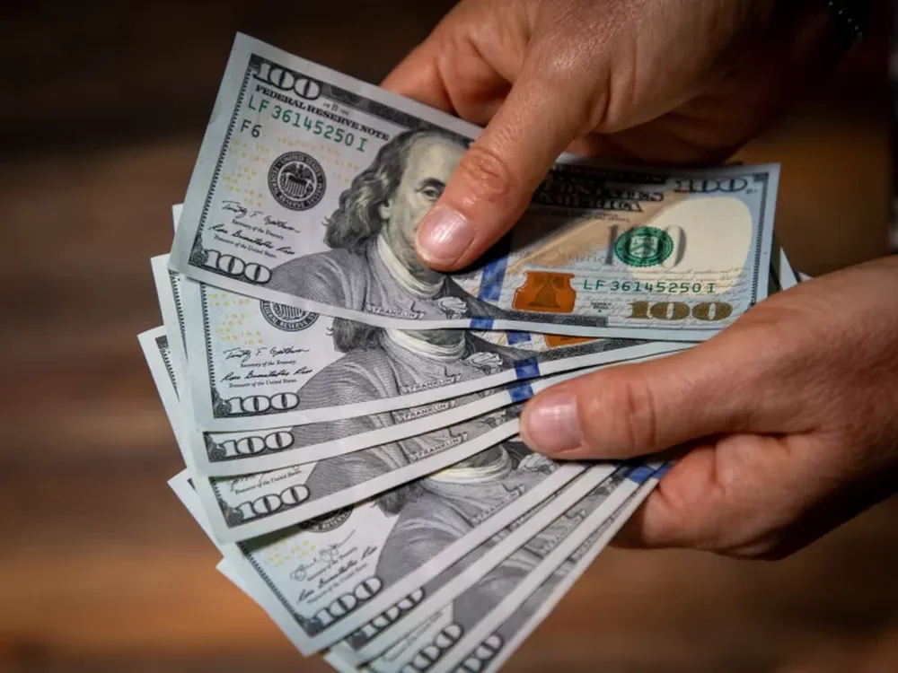 El dólar oficial cerró la semana a la baja: la cotización del blue en San Juan