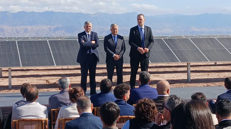 El presidente de YPF, Horacio Marín,; junto al gobernador Alfredo Cornejo y el jefe de gabinete Manuel Adorni, en la inauguración del parque solar El Quemado.