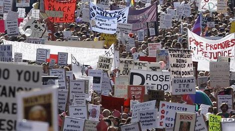 Miles de personas protestan en Londres contra la visita del Papa
