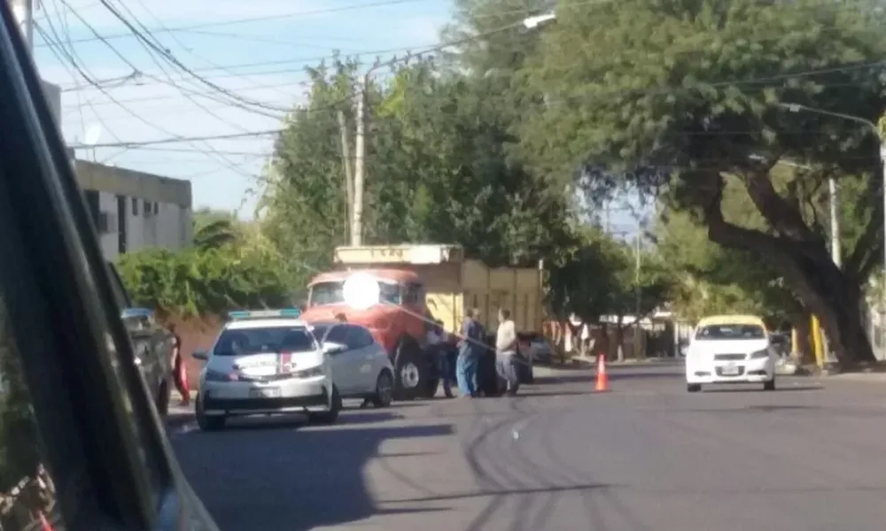 Choque entre un camión y un auto en Capital