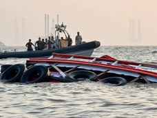 Equipos de rescate trabajan en el río Ganges después del naufragio que dejó al menos 13 niños muertos.