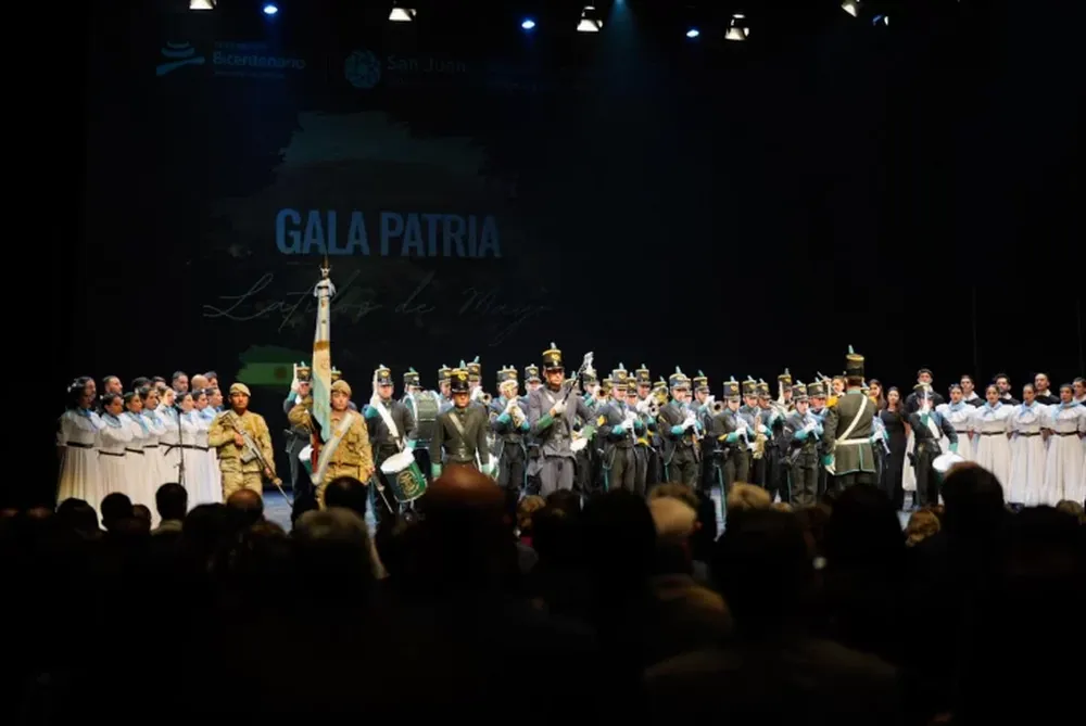 El público y los artistas interpretaron el Himno Nacional Argentino, con la destacada participación de la Banda El Tambolar del Regimiento de Infantería de Montaña 22.