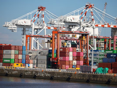 En medio de la paralización en los puertos, Prefectura intimó a más de 500 trabajadores y todavía hay 140 barcos detenidos (Foto: Agustín Marcarian/Reuters).