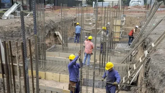 MENOS TRABAJO. Hay unos 68.085 desocupados más que hace un año. El sector de la construcción es el más golpeado.