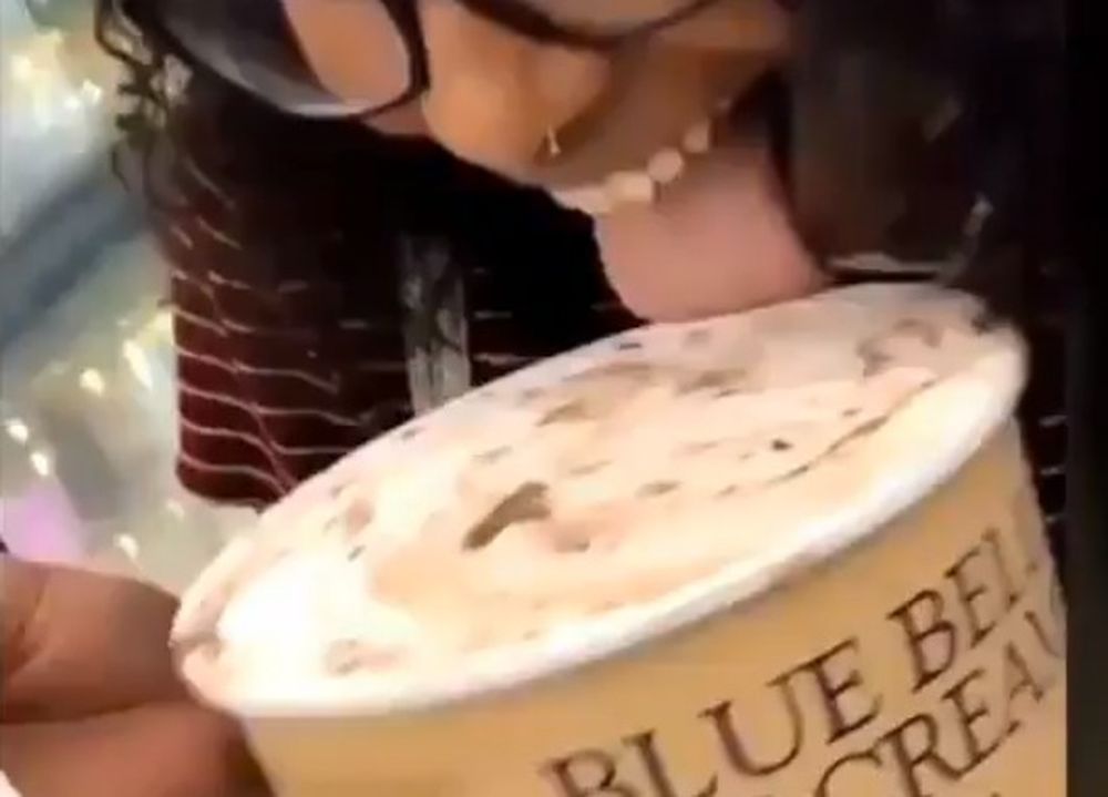 Chiste repugnante: le pasó la lengua a un helado y lo devolvió
