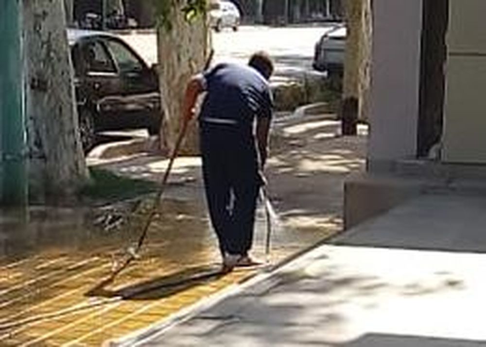 OSSE multó a la persona que lavaba la vereda en una de sus dependencias