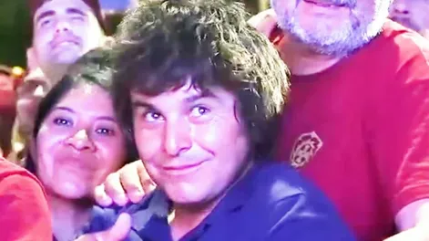 Fanático de Milei, idéntico a él.-